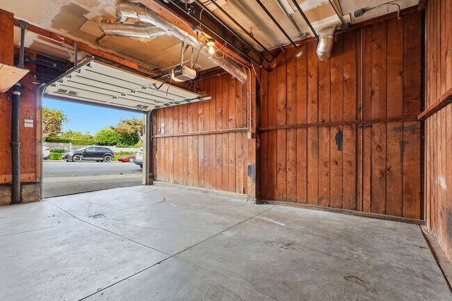 Building Photo - Charming Seacliff Top Floor Condo Unit with views of Golden Gate Bridge!