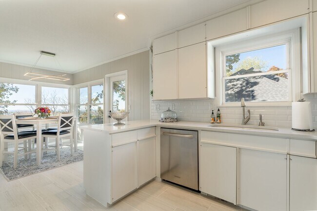 Building Photo - WHAT A VIEW!!! FULLY FURNISHED 5 BEDROOM & 4 BATH ON TOP OF MOUNT SEQUOYAH!!!