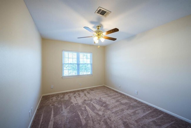 Building Photo - 402 Bendwood Dr