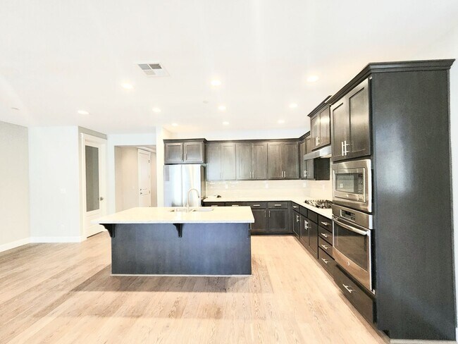 Building Photo - Spacious 5 bedroom house