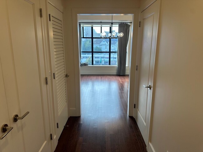 Building Photo - Beautiful 2 Bedroom / 2 Bathroom Condo Uni...