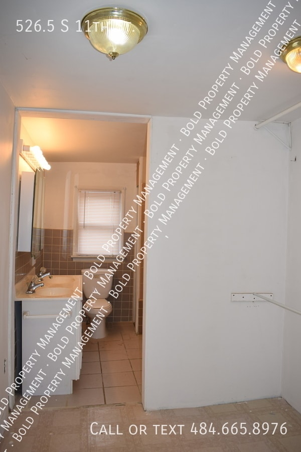 Building Photo - 526.5 S 11th St