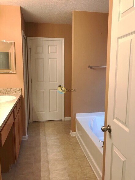 Building Photo - 12060 Hayden Lakes Cir