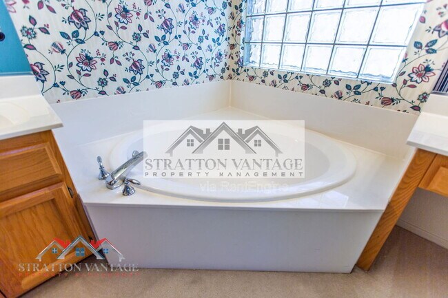 Building Photo - 10864 E Lindner Ave