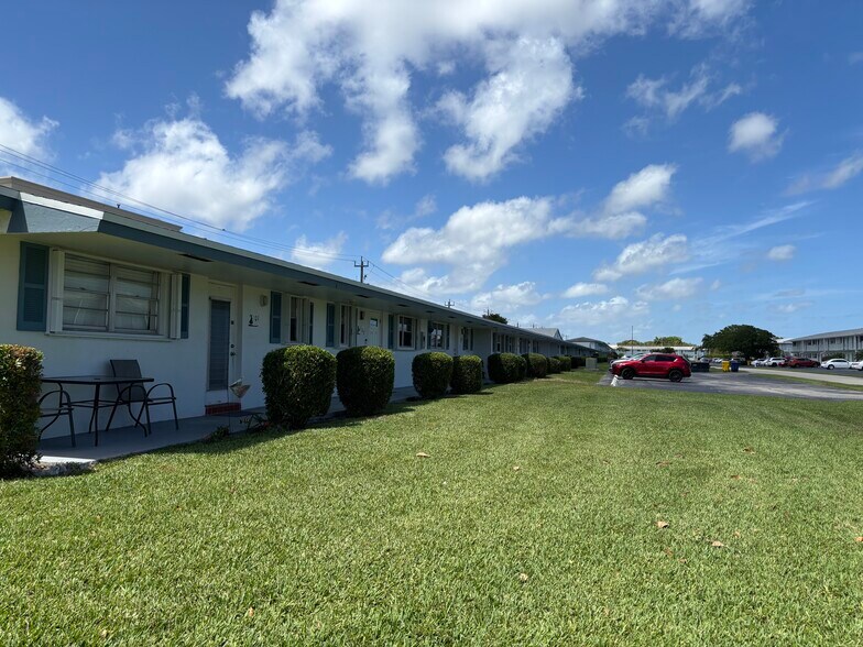 Building Photo - 1119 Lake Ter