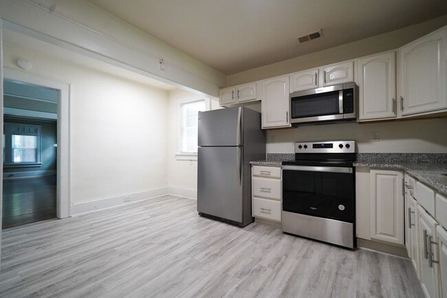 Building Photo - Villa Heights-Belmont Area 2 or 3 bed, 2 b...