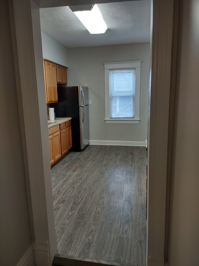 Building Photo - Updated 2-bedroom | Large Kitchen | Laundry in Building