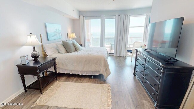 Building Photo - 2228 Beach Dr