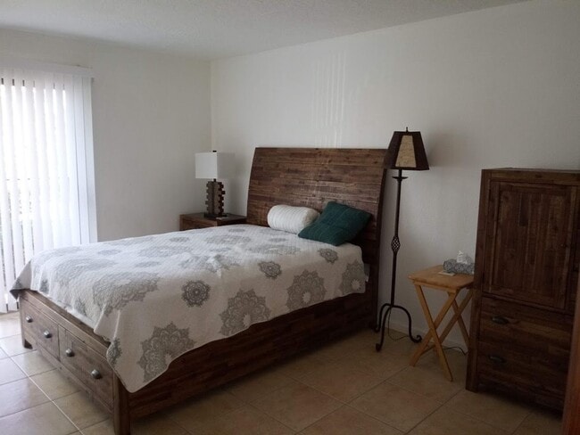 Building Photo - Fully Furnished Condo in Oak Creek Village