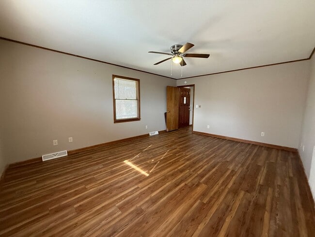 Building Photo - 5 Bedroom, 2 Bathroom Home in Greene County, TN