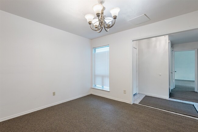 Building Photo - 1915 Mustang Springs Dr