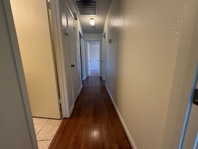 Building Photo - 2813 Pepper Oaks Dr