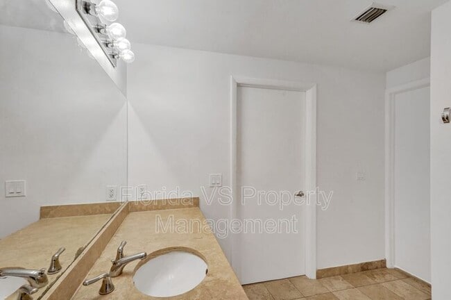 Building Photo - 350 NE 24th St