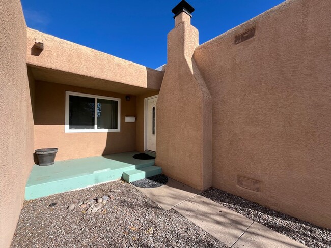 Building Photo - Spacious 2 Bedroom 3 Bathroom Home In ABQ!