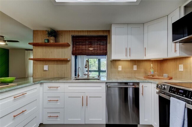 Building Photo - 2673 Sabal Springs Cir
