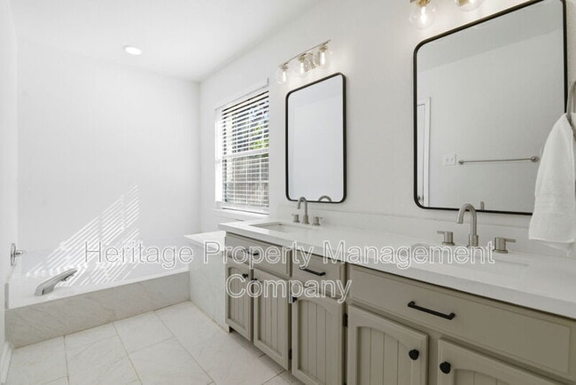 Building Photo - 13402 Langtry St