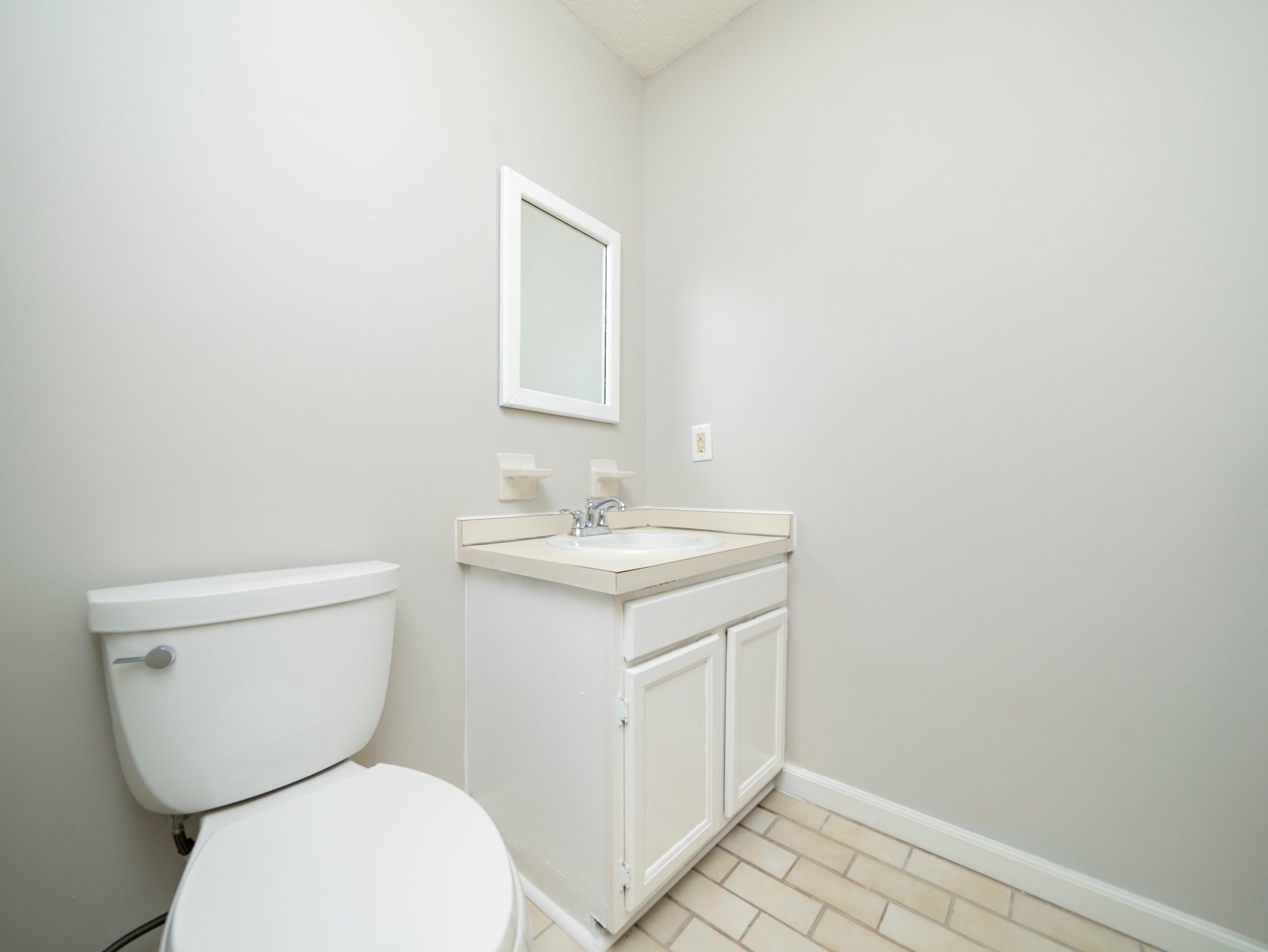 Downstairs Half Bathroom - 4358 Hunters Club Dr