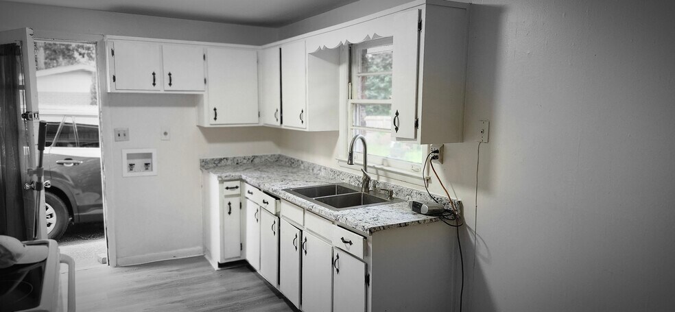 Building Photo - 2235 Dresden Dr