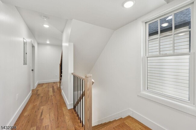 Building Photo - 133 Forest St