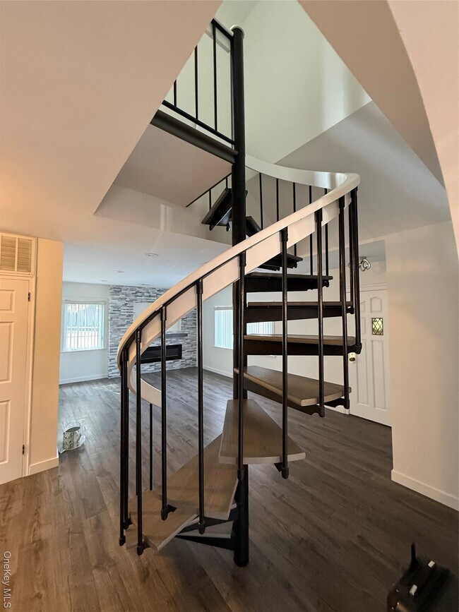 Building Photo - 1090 Pelham Pkwy S