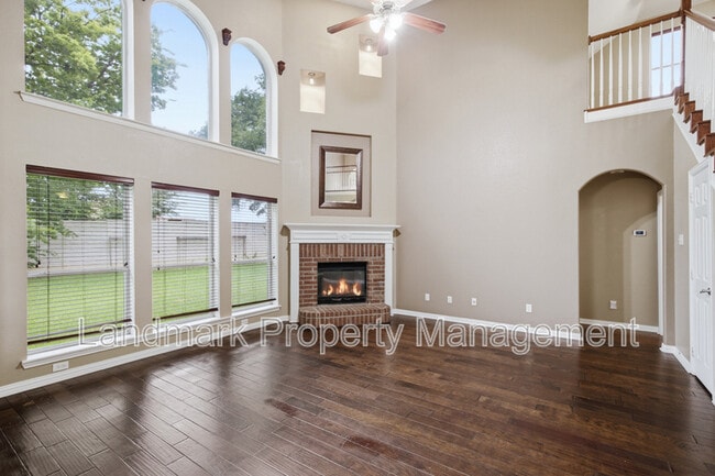 Building Photo - 2115 Lexington Dr