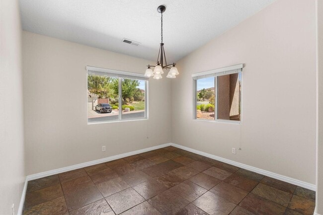 Building Photo - Sedona Hills Stunner!