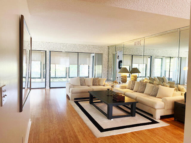 Building Photo - 5750 Fairway Park Ct