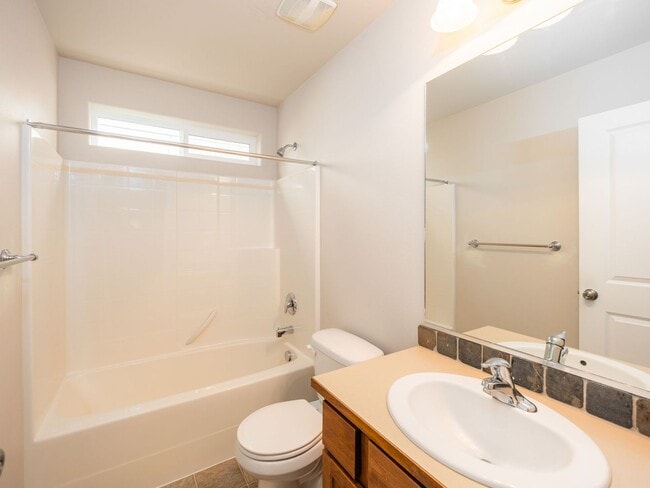 Building Photo - Charming River District Rancher | Double Vanity Suite | Walk to Orchard Park