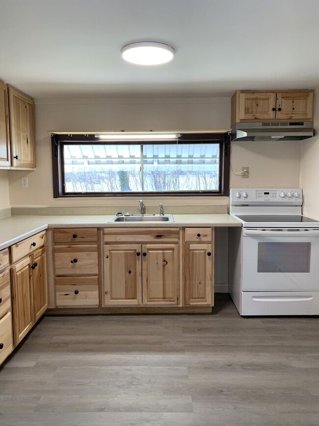 Building Photo - CONTRACT PENDING!! Single family home with...