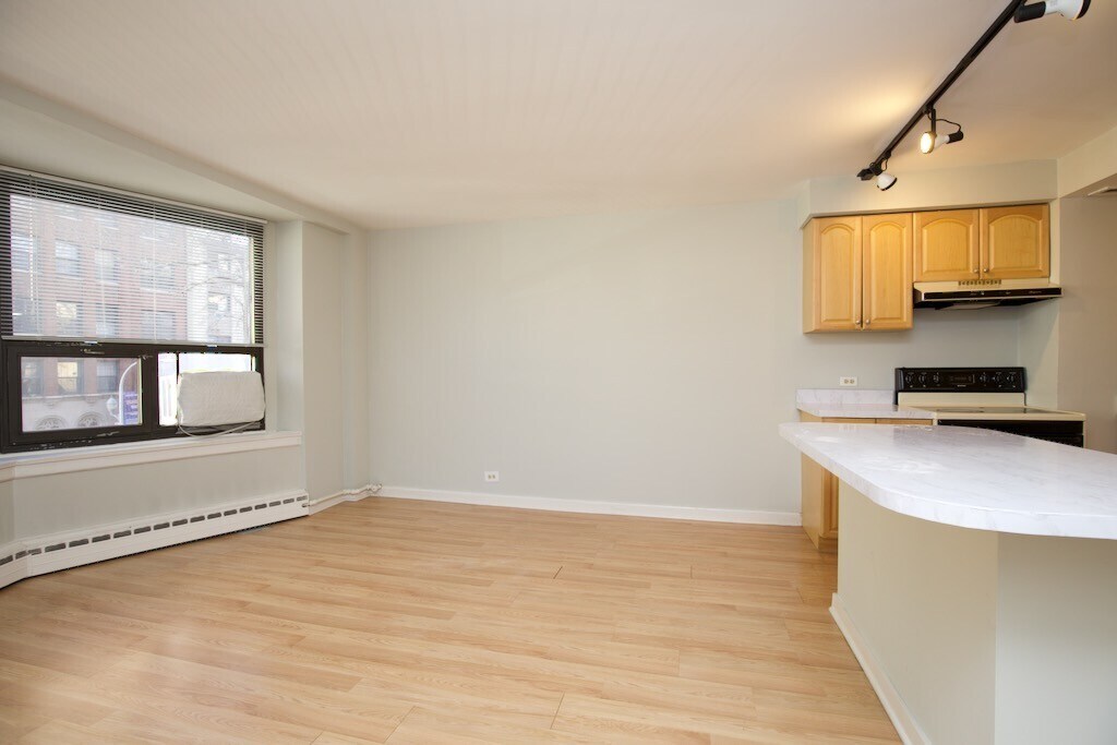 Building Photo - 428 W Wellington Ave