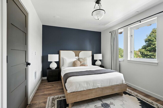 Building Photo - 925 NE 23rd Ave