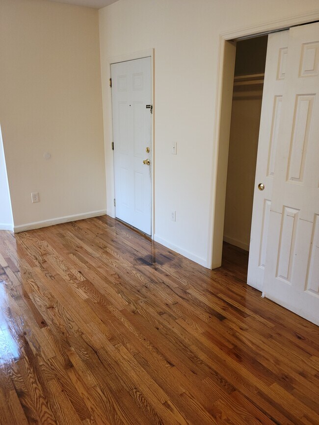 Building Photo - 102 11th Ave W