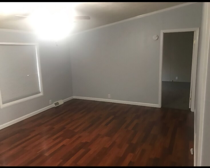 Building Photo - 185 Oaklawn Ct