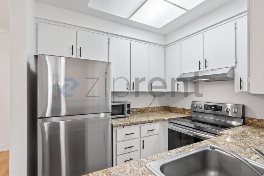 Building Photo - Unit 385