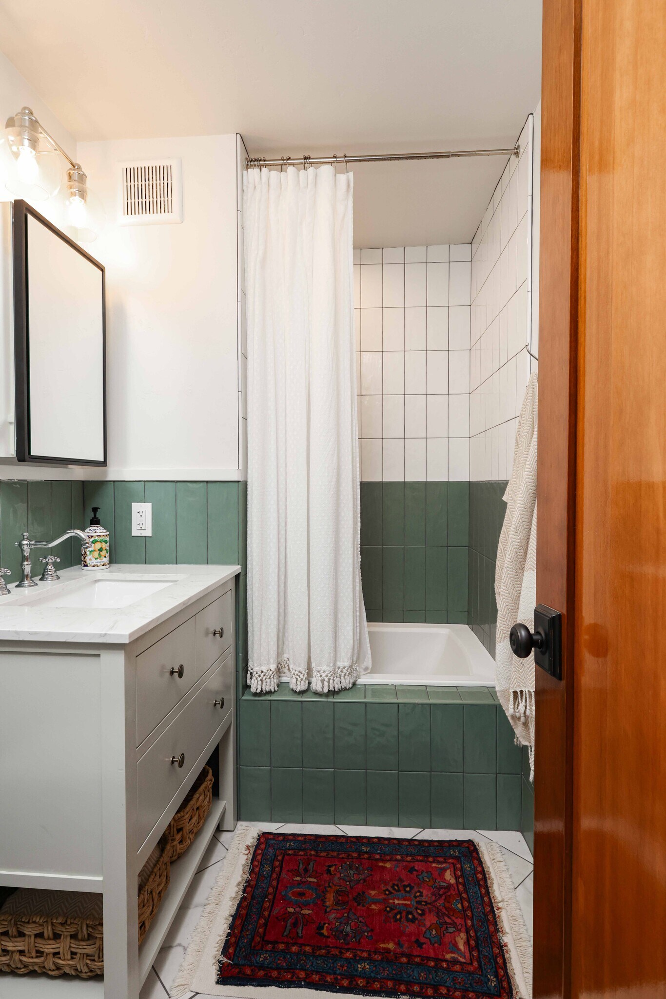 Family bathroom with a deep soaker tub/shower - 2214 Brant St