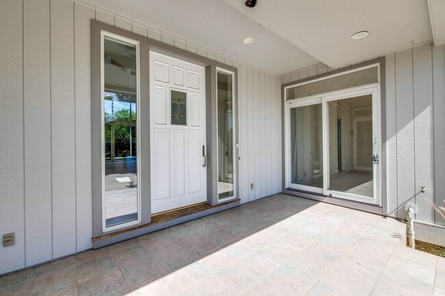 Building Photo - Large 3,767 sqft home on a 10,000 sqft lot- 2 bed located on 1st floor w/ separate entrance - Top...