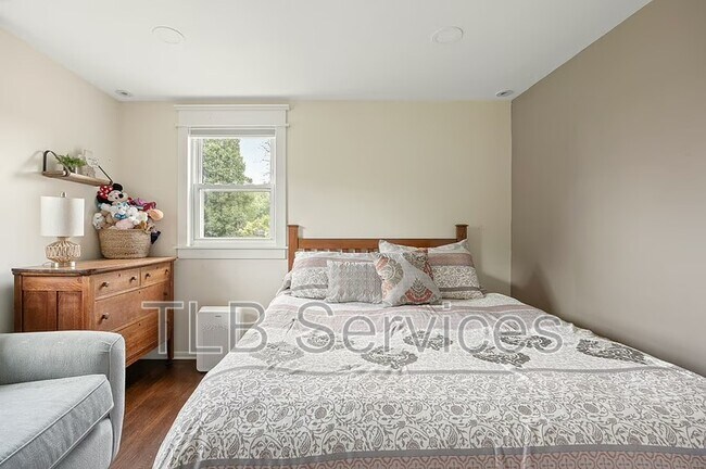 Building Photo - 7938 Elm Dr