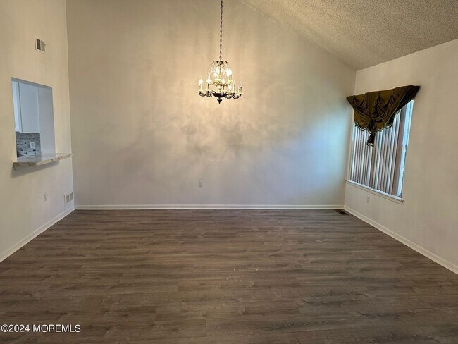 Building Photo - 204 Forsythia Ln