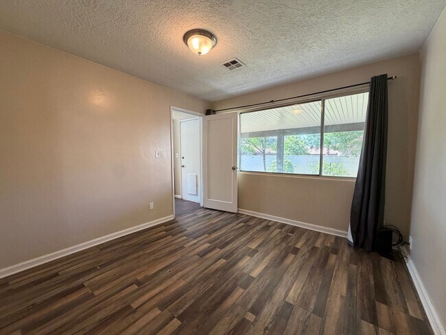 Building Photo - CHARMING HOME FOR RENT IN DOWNTOWN ST. GEORGE!