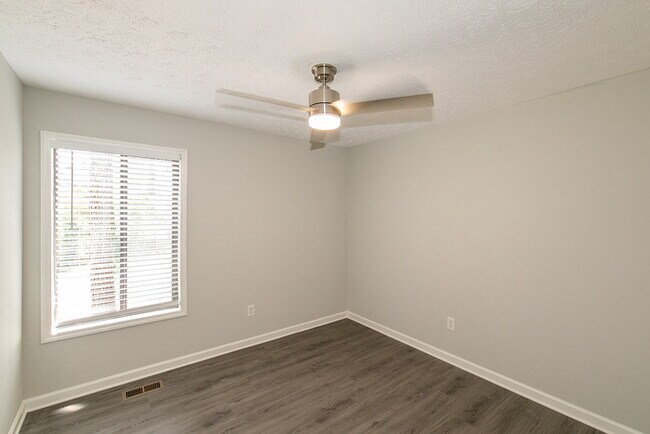 Building Photo - 3941 Kensington Dr
