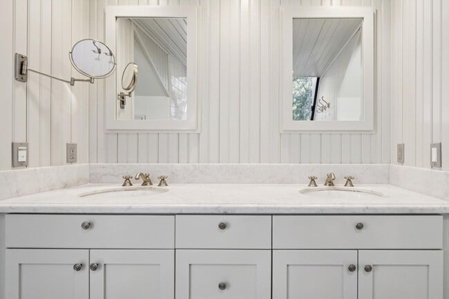 Building Photo - Beautifully Appointed Atherton Estate with Pool & Outdoor Entertaining