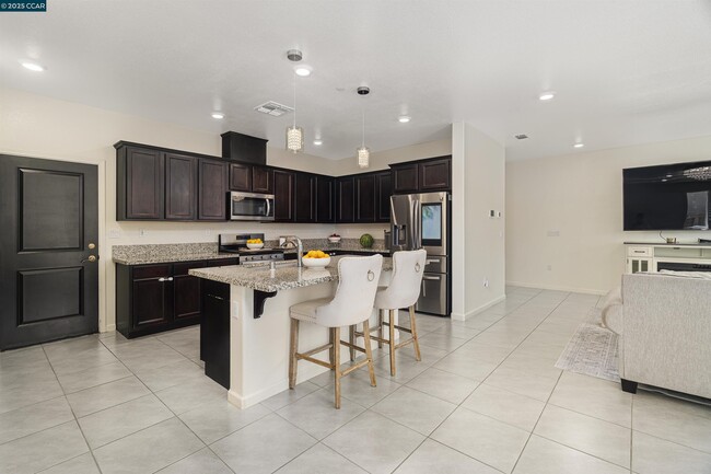 Building Photo - 546 Avanti Way