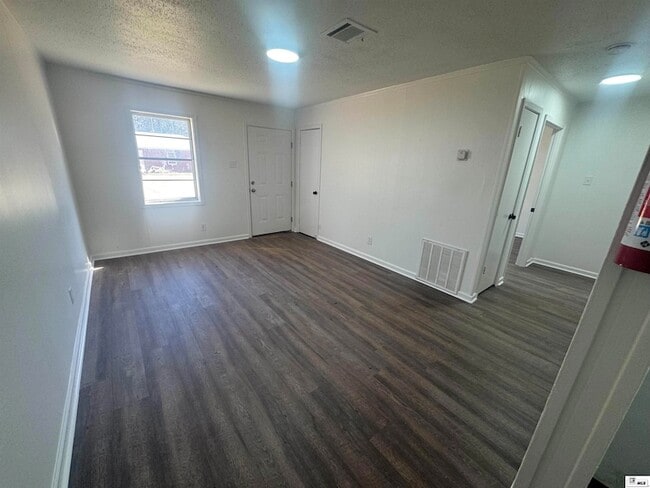 Building Photo - 207 Oaklawn Dr