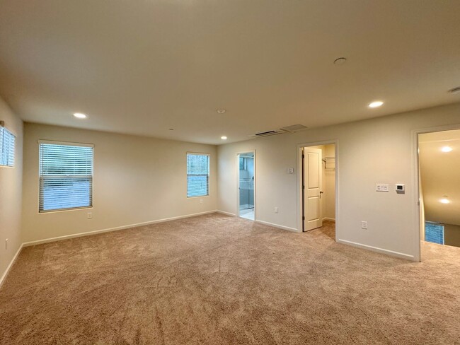 Building Photo - Spacious 2 Bedroom, 2 Bath Condo Both En-S...