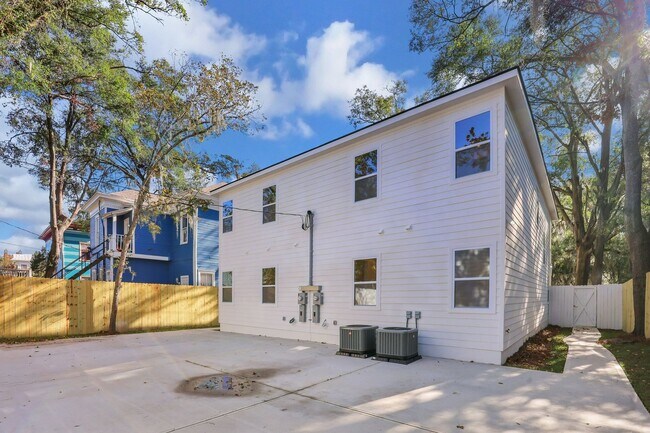 Building Photo - 912 E Henry St