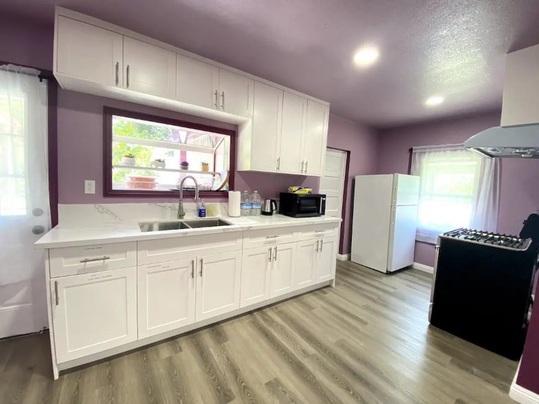 Building Photo - 323 S Sefton Ave