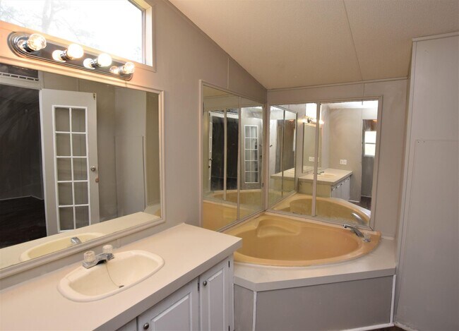 Building Photo - 2360 Tuna Ln