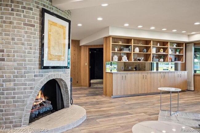 Building Photo - 3333 W Shore Dr