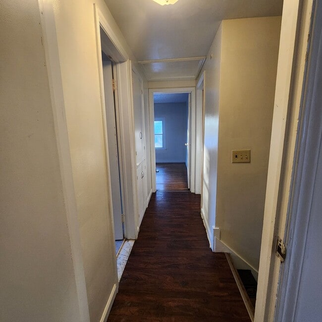 Building Photo - Spacious 3 Bedroom 1.5 Bath Single Family ...