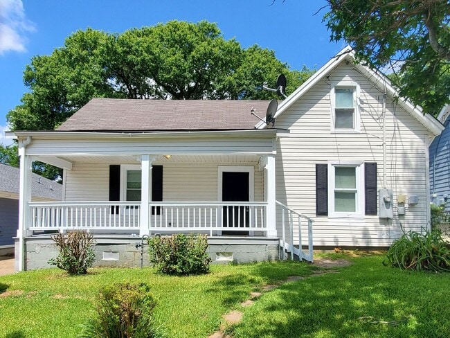 Primary Photo - Beautifully Updated 4-Bedroom Home Near Mo...